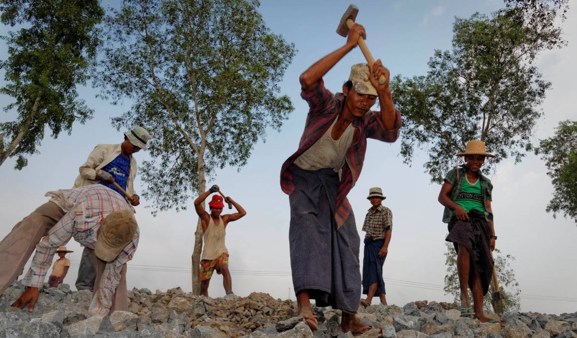 300 millioner mennesker lever i ekstrem fattigdom, og 2,8 millioner arbejdere dør årligt som følge af arbejdsulykker eller arbejdsrelaterede sygdommer. Bildet viser dårlige arbejdsforhold for konstruktionsarbejdere i Myanmar i 2013. Foto: ILO/M.Crozet.